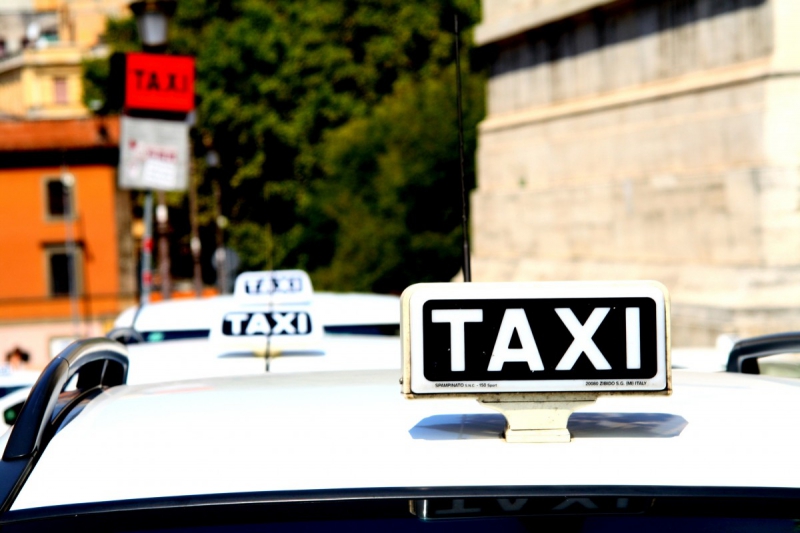 taxis-CASTAGNIERS-min_taxi_auto_rome_road_white-1051610